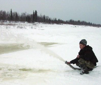 Для обустройства дороги для снегоходов жители самостоятельно намораживают лед на речках